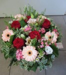 gesteck mit gerbera und rosen